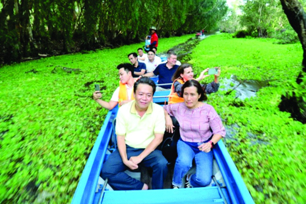 沿途迷人景色让游客用手机拍个不停。 沿途迷人景色让游客用手机拍个不停。