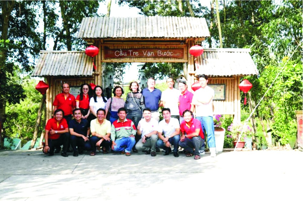 游客在万步竹桥打卡。 游客在万步竹桥打卡。