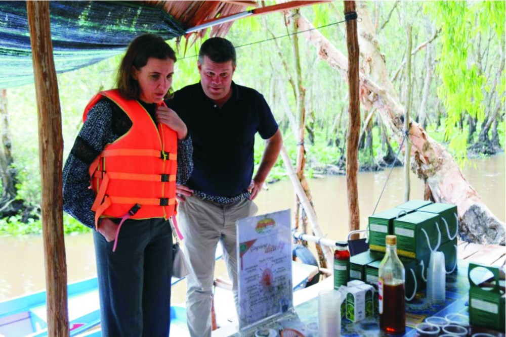 游客还可以就地品尝白千层花蜂蜜。 游客还可以就地品尝白千层花蜂蜜。