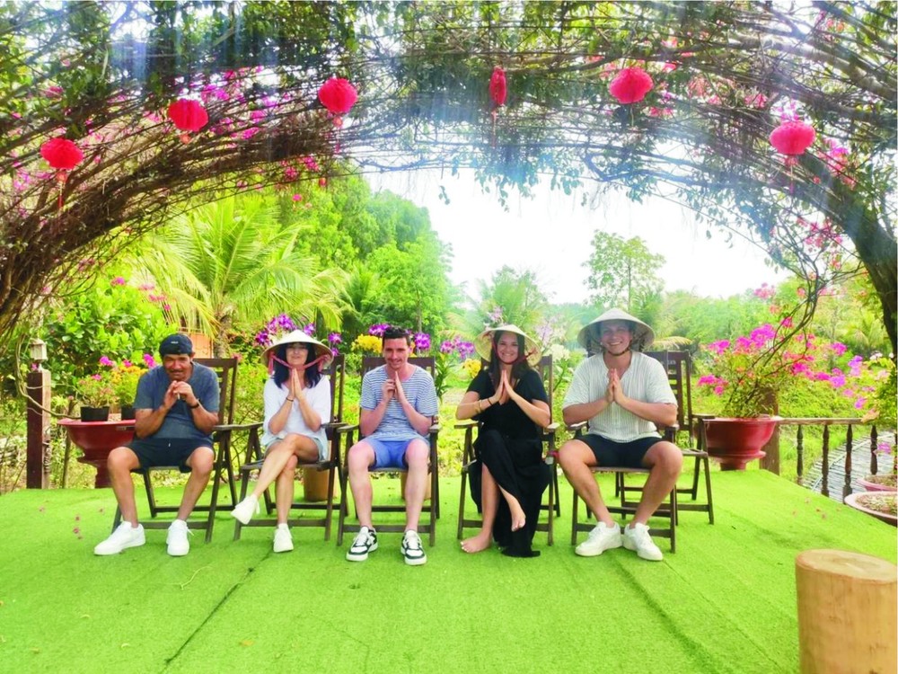 游客摆起印度风格造型来拍照。 游客摆起印度风格造型来拍照。