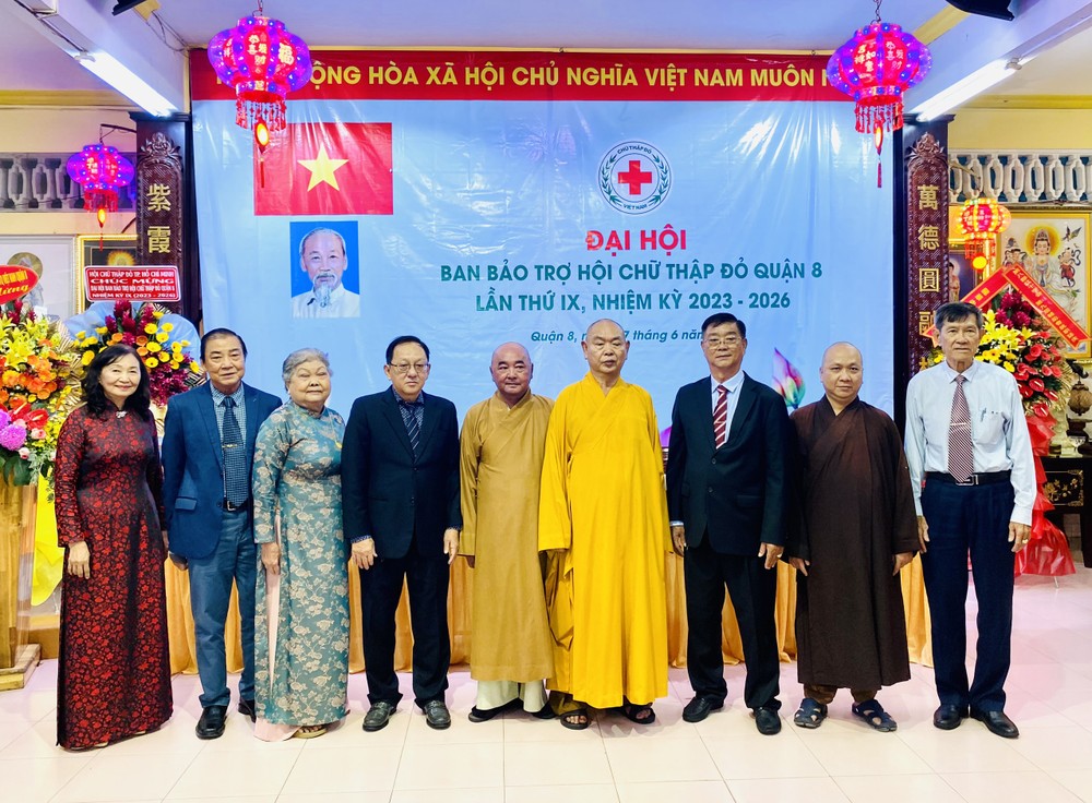 释慧功会长（右四）与诸常值、常务副会长和执委等成员。