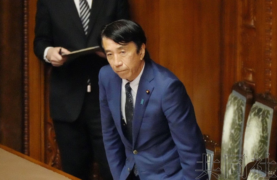 日本修改后的《刑法》在参院全体会议上获得通过后,法相斋藤健致意。(共同社)