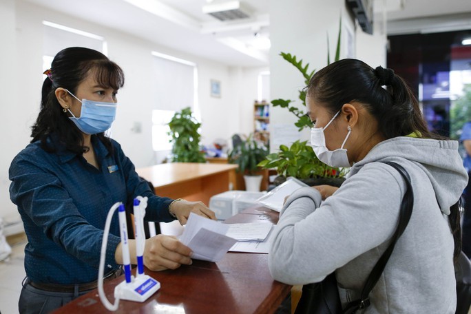 劳工在市社保机关办理手续。