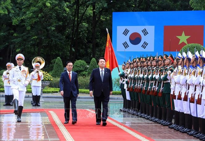 国家主席武文赏与韩国总统尹锡悦检阅仪仗队。