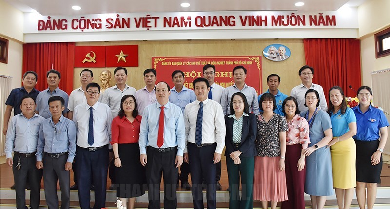 与会代表在会议上合影留念。
