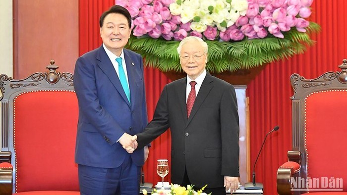 阮富仲总书记接见韩国总统尹锡悦。