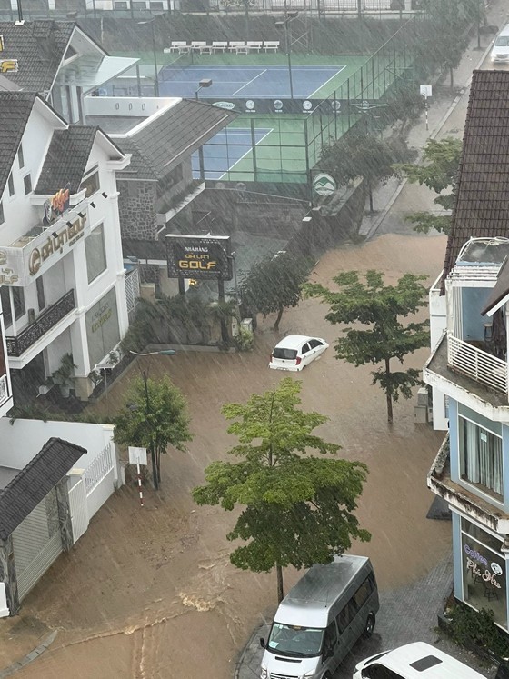 大勒市多地强降雨致水淹