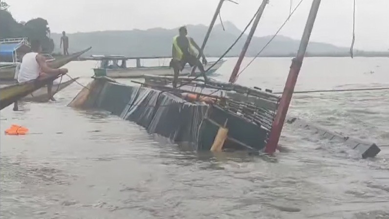 菲律宾一客船倾覆致26死40人获救