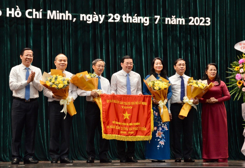 邓国卿部长、市人委会主席潘文迈向市资源与环境厅颁发市人委会传统旗帜。