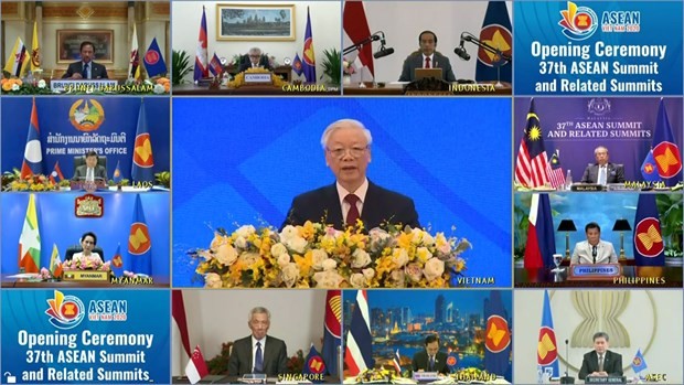 2020年,在新冠肺炎疫情的背景下,越南作为东盟轮值主席国,灵活地将东盟的活动由线下转到线上,确保东盟的正常运行。图为:第37届东盟峰会开幕式以线上方式举行。图自互联网