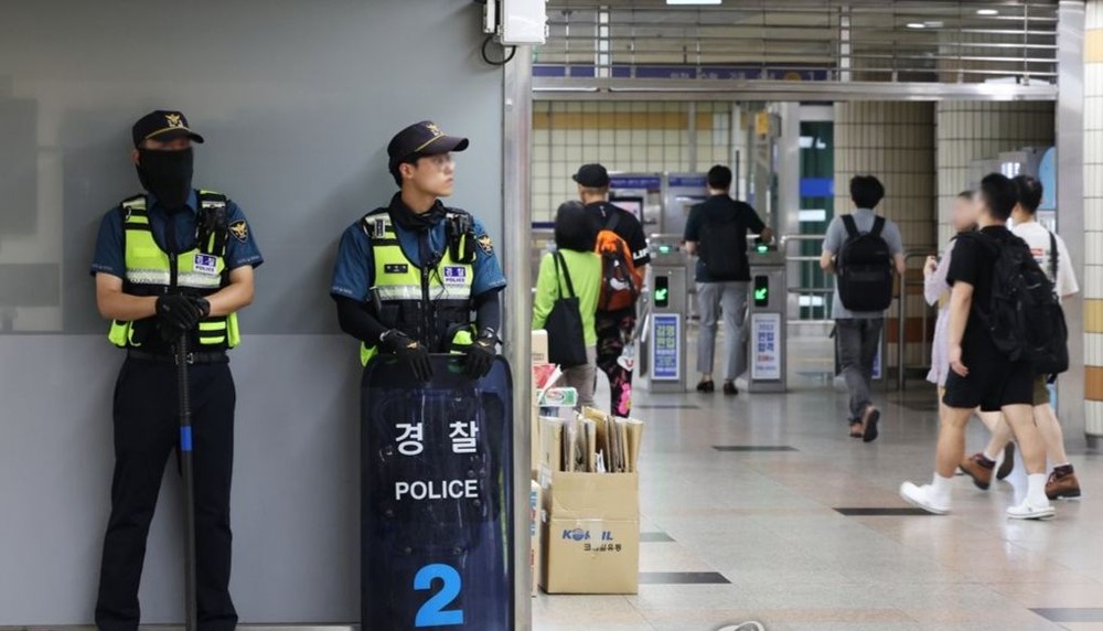 在京畿道城南市盆唐区书岘站,警察着制服待命。