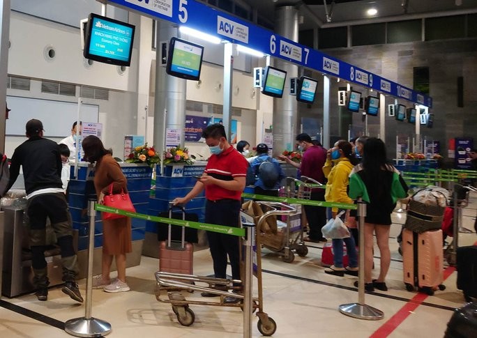 乘客在机场办理登机手续。(示意图:杨玉)