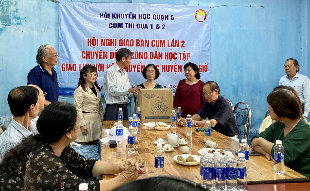 第六郡励学会向芹時县励学会赠送文具。