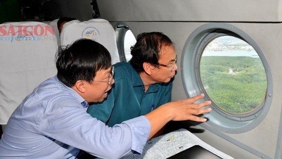 市领导搭直升机考察本市规划工作