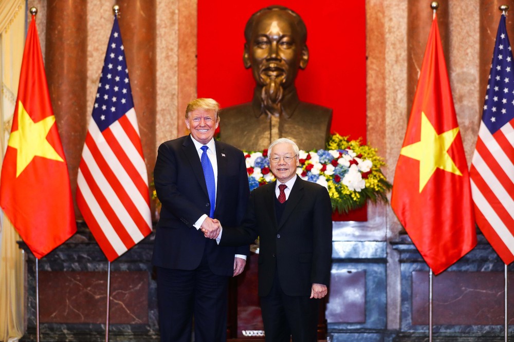 2019年2月27日,特朗普总统第二次访问越南。此次访问,特朗普总统来越南出席第二次美朝峰会。会议之前,特朗普总统会见了党中央总书记、国家主席阮富仲,并会见了政府总理 阮春福。 2019年2月27日,党中央总书记、国家主席阮富仲在主席府会见美国总统特朗普。特朗普总统和党中央总书记、国家主席阮富仲共同见证了越捷航空与波音公司签署价值127亿美元的100架波音737 Max飞机订购协议。 2019年2月27日,特朗普总统第二次访问越南。此次访问,特朗普总统来越南出席第二次美朝峰会。会议之前,特朗普总统会见了党中央总书记、国家主席阮富仲,并会见了政府总理 阮春福。 2019年2月27日,党中央总书记、国家主席阮富仲在主席府会见美国总统特朗普。特朗普总统和党中央总书记、国家主席阮富仲共同见证了越捷航空与波音公司签署价值127亿美元的100架波音737 Max飞机订购协议。