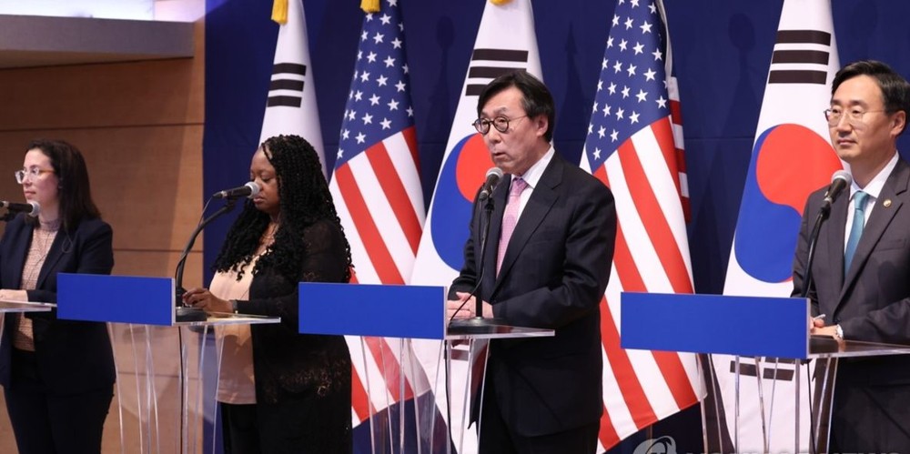 韩外交部副部长张虎镇（右二）出席记者会发表会议成果。