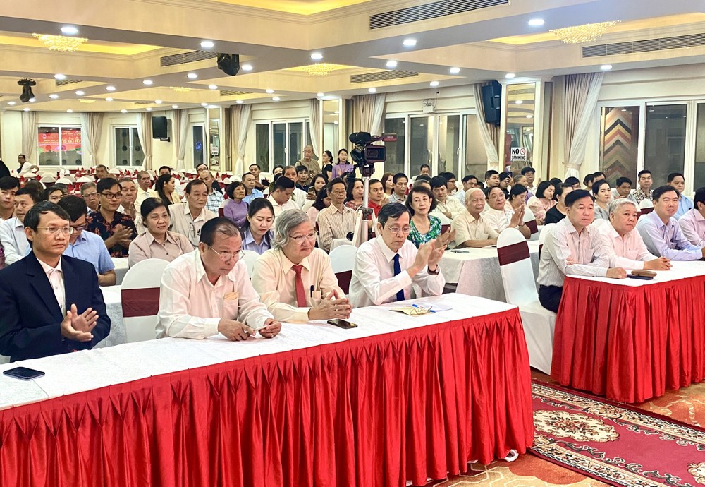 纪念晚会召开一瞥。