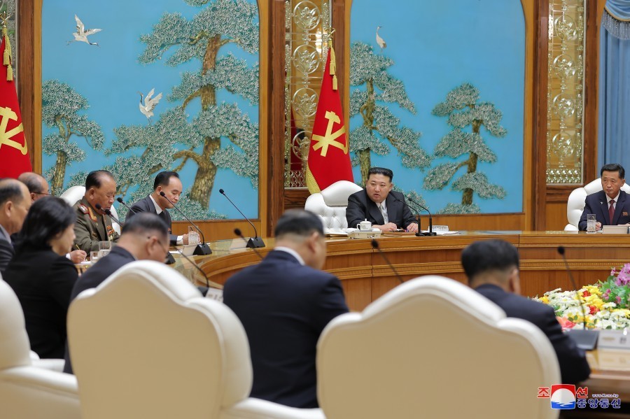 朝鲜召开劳动党第八届中央委员会第十六次政治局会议,金正恩出席会议。图自朝中社