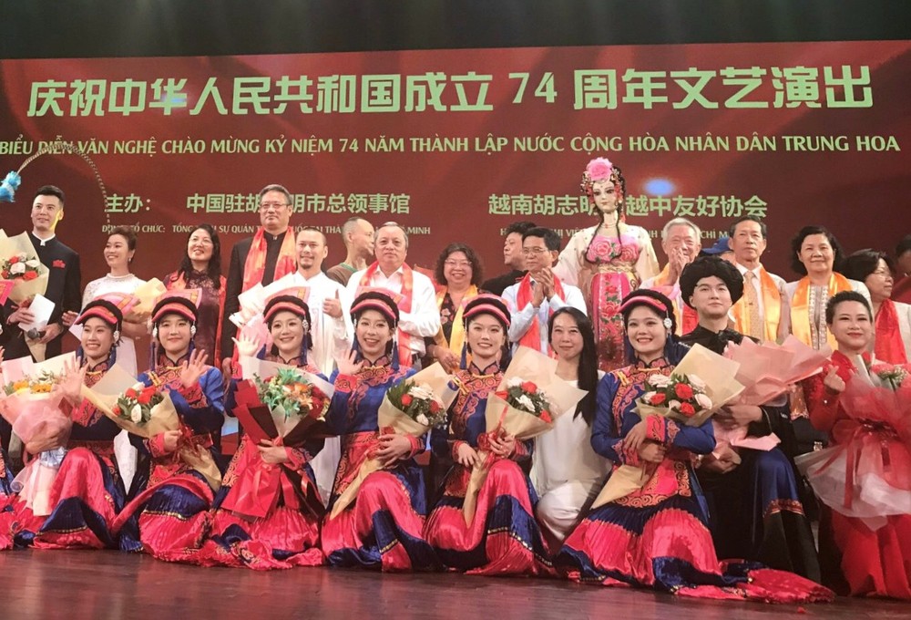 诸位领导和嘉宾与中国四川艺术团的艺人合照留念。 诸位领导和嘉宾与中国四川艺术团的艺人合照留念。