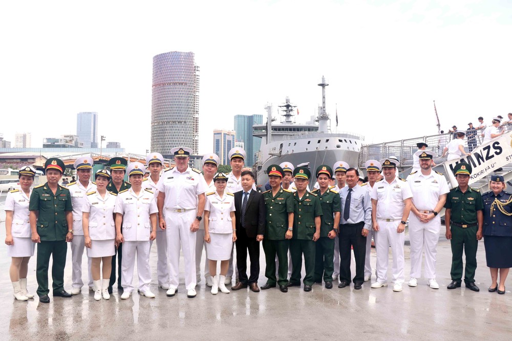 两艘新西兰海军军舰访问越南