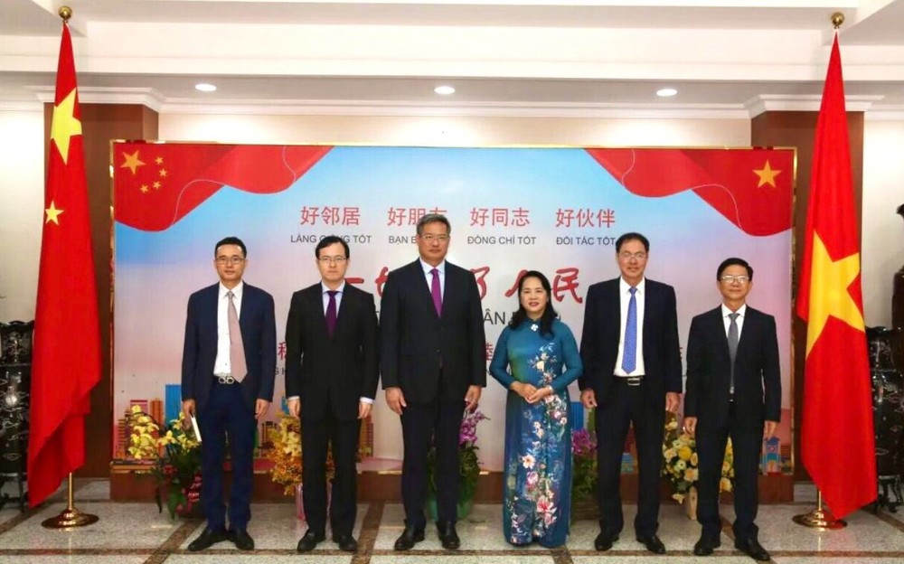 市越南祖国阵线委员会祝贺中国国庆