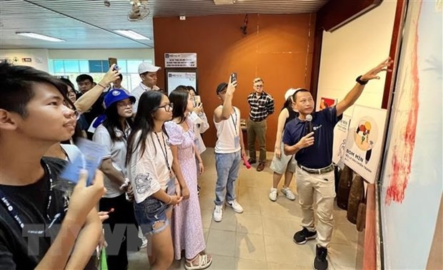 越南青年侨胞参观在广治省的炸弹地雷后果克服工作展示中心。
