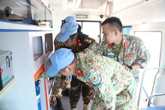 越南人民军队的2号工兵队在参加联合国维和力量时检查医疗设备。