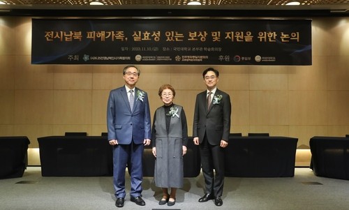 统一部次官(副部长)文胜铉(左)出席六二五战争(韩国战争)被绑架者家庭协议会活动。 (韩联社)