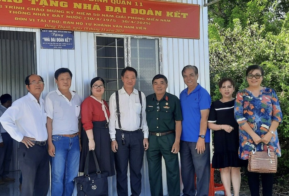 第十一郡退伍军人协会与庆云南院住持周华邦(右五)向贫困户移交“大团结屋”工程。