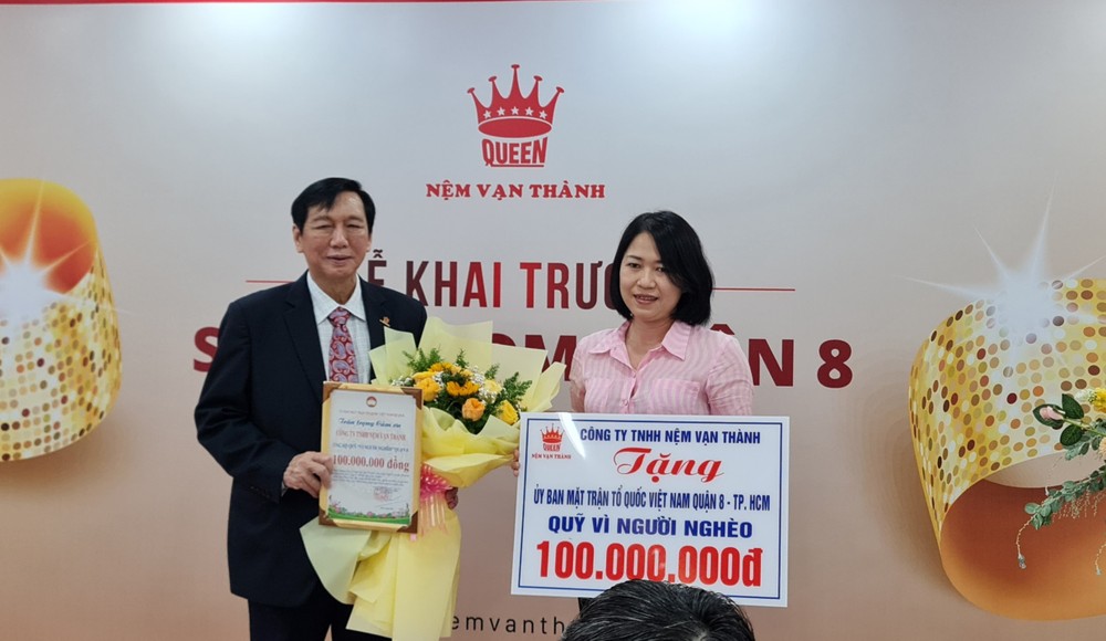 杨文德董事长移交１亿元善款给第八郡越南祖国阵线委员会代表。