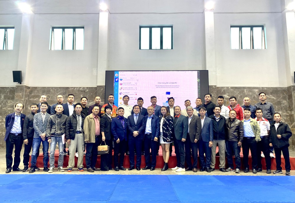 越南龙狮协会执委在会后留影。