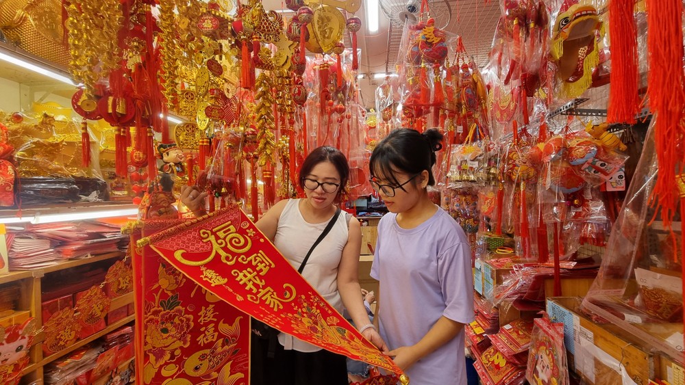 顾客购买应节品。