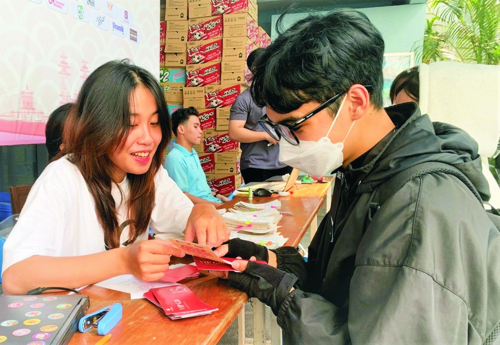 在市大中学生辅助中心(SAC)领取车票的大学生提供各项相关资讯,为安全回家行程做好准备。