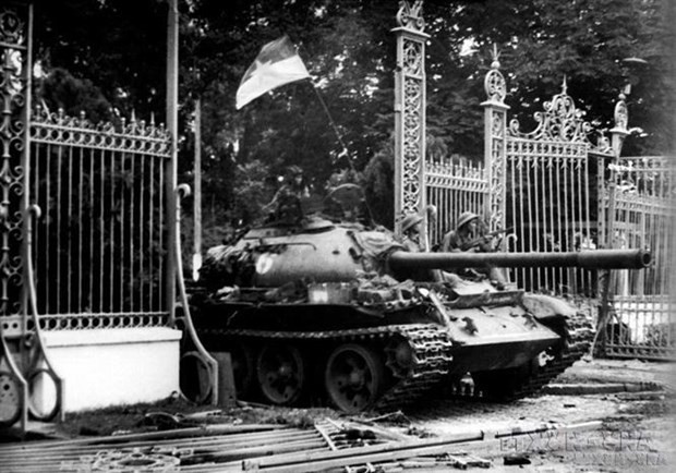 1975年4月30日中午,解放军坦克占领独立宫,标志着抗美救国战争结束,南方完全解放,实现国家统一。 图自越通社 2-8674.jpg