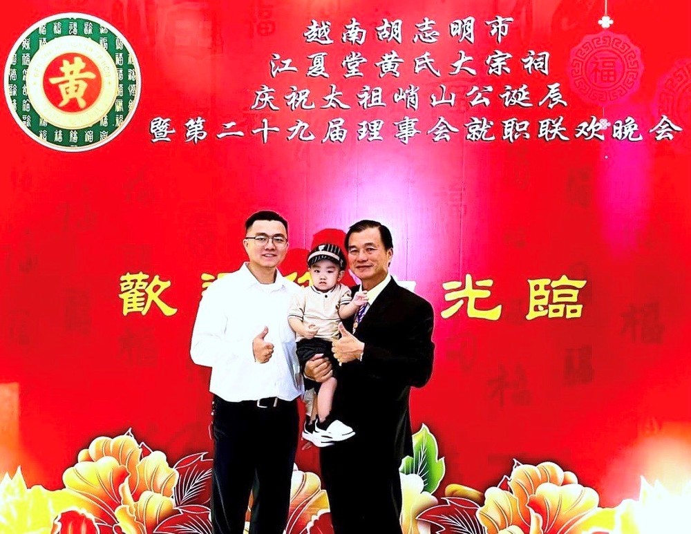 邱汉光（黄汉名）和子孙参加黄氏宗祠就职典礼。