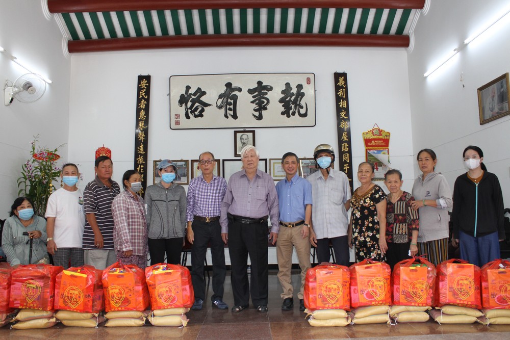 本市潮州义安会馆理事会代表向清寒乡亲赠送岁暮礼物。