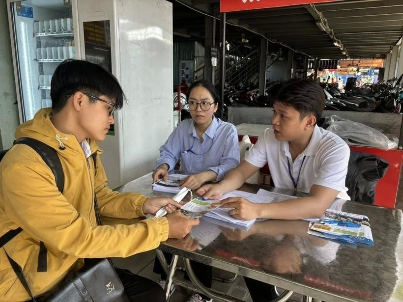 工人们在安昌车站胡志明市就业服务中心的招聘柜台寻找工作。