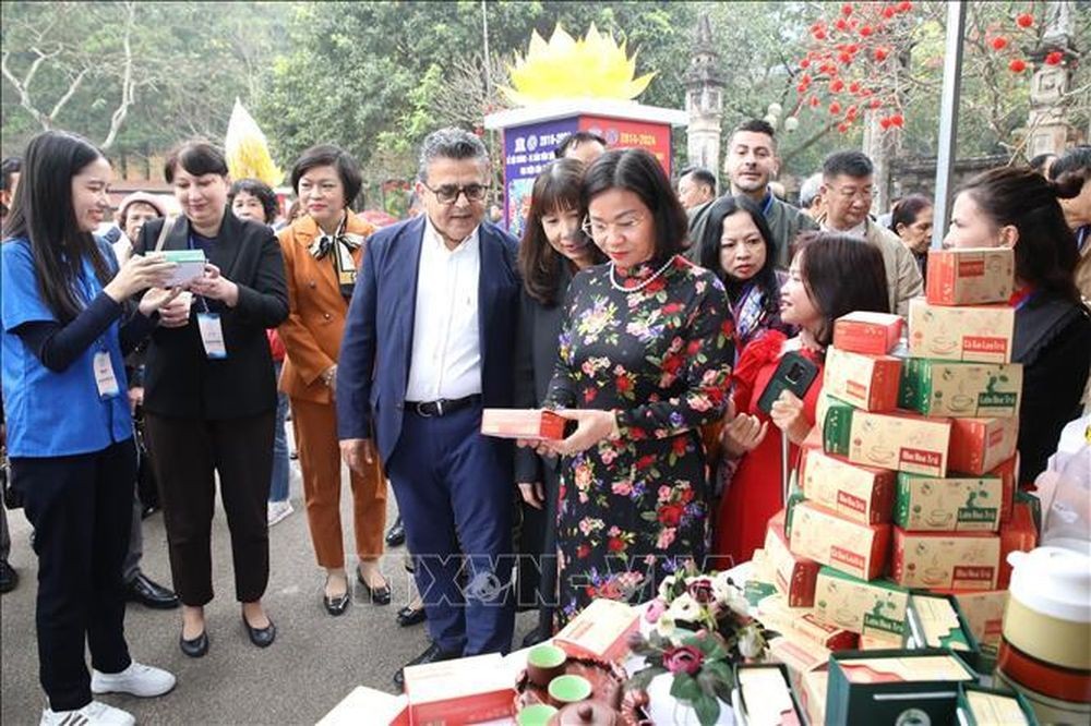 友好春游促进外交关系