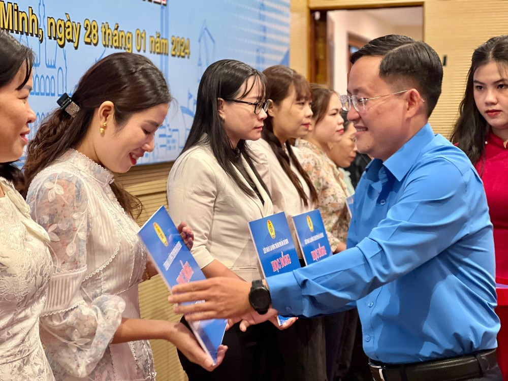 市劳动联团副主席冯太光向工会会员和工人颁发“工会奖学金”。