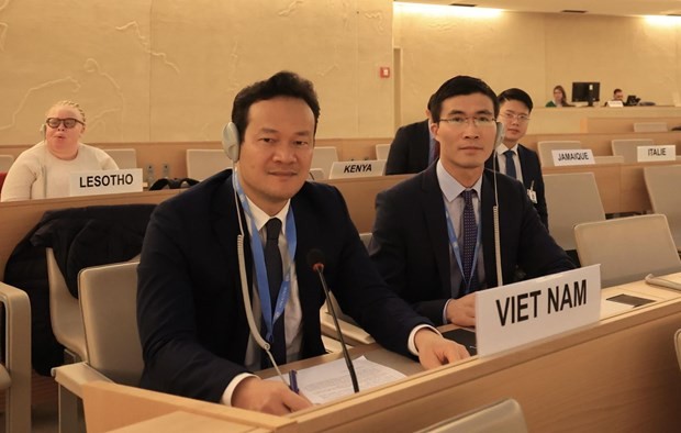 越南常驻联合国代表团团长、特命全权大使梅潘勇(左)。图自越通社