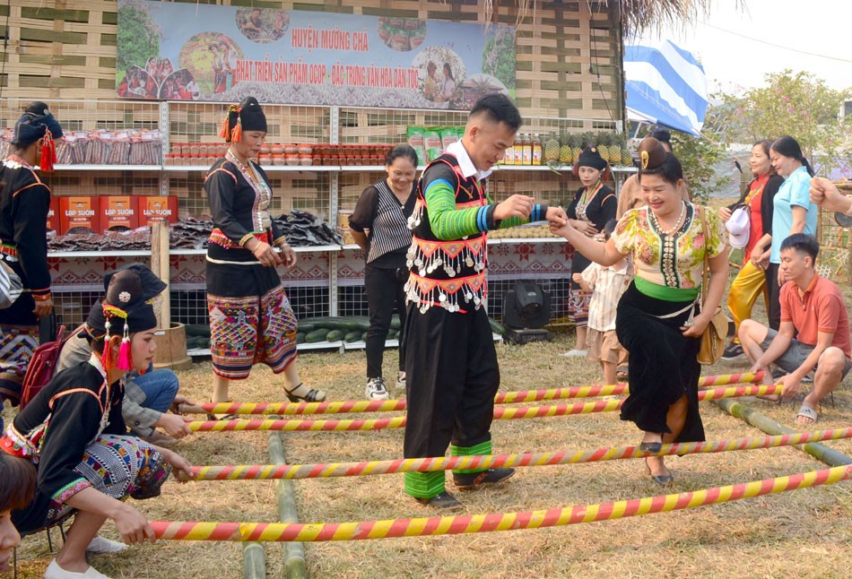 奠边省蒙茶县文化空间热闹景象，吸引民众与游客观光。