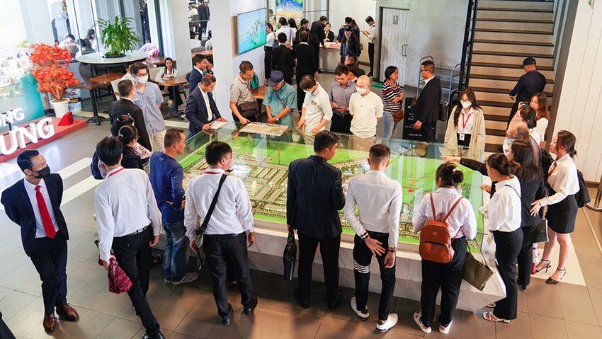 关于仲介必须在房地产交易所、或提供房地产经营服务的企业内工作的规定仍存在不少争议。