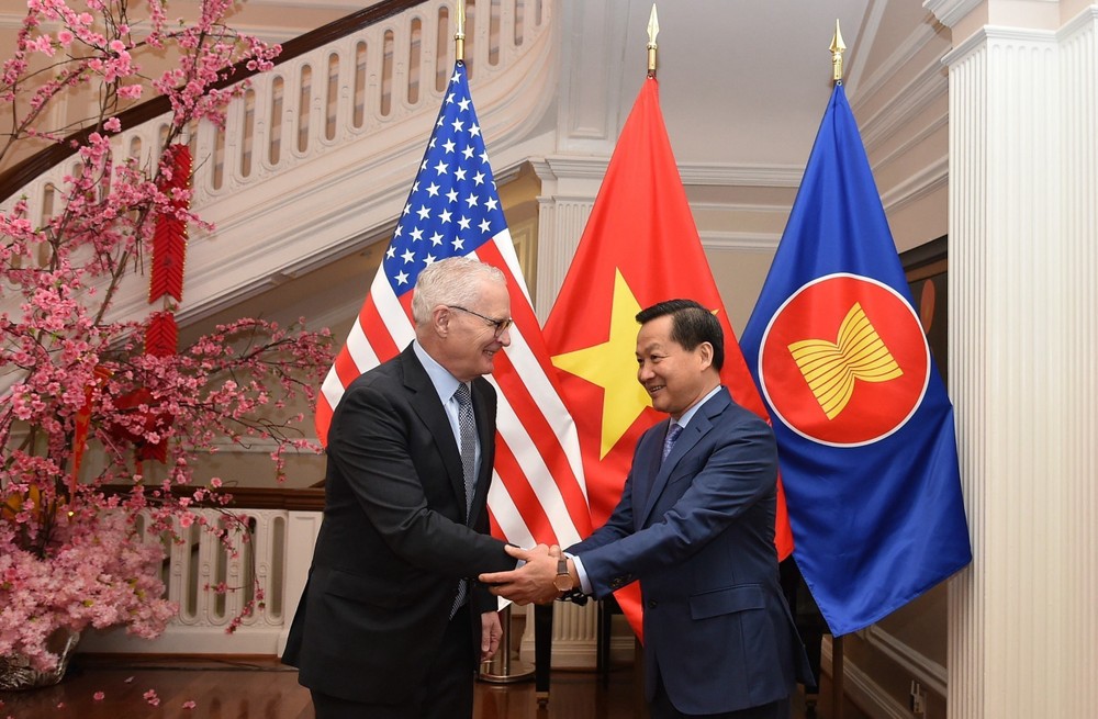 越南政府副总理黎明慨与美国半导体行业协会主席合影。
