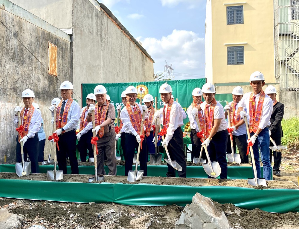 罗氏宗亲为兴建新宗祠动土。