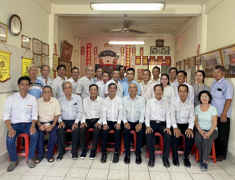 各宗亲祭祖后合照。 z5321743965208_943254aedc039964eb14ececb0593ccf.jpg