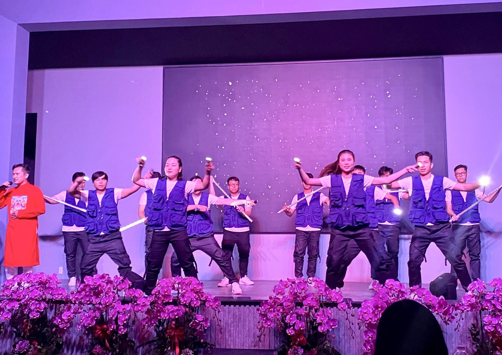 VPIC员工表演助兴节目。 z5344463873784_d87d88228c38c9434590ad3c49293454.jpg