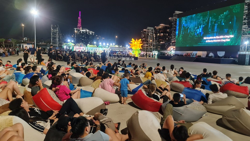观众在户外观看电影。