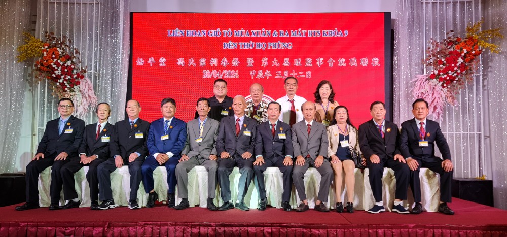 冯氏宗祠第九届理监事会合影。