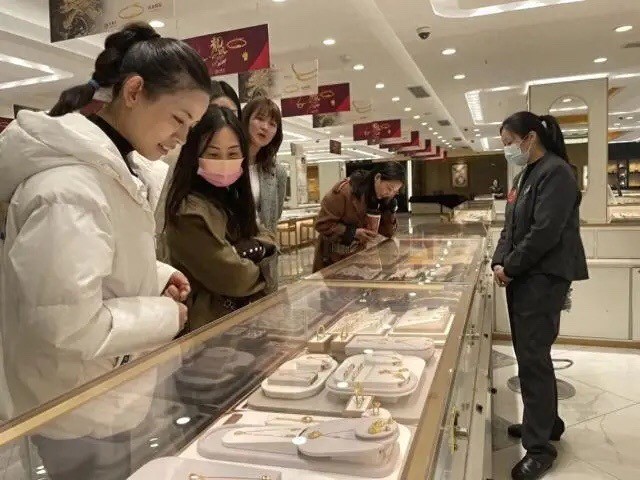 消费者在一家金店选购黄金制品。