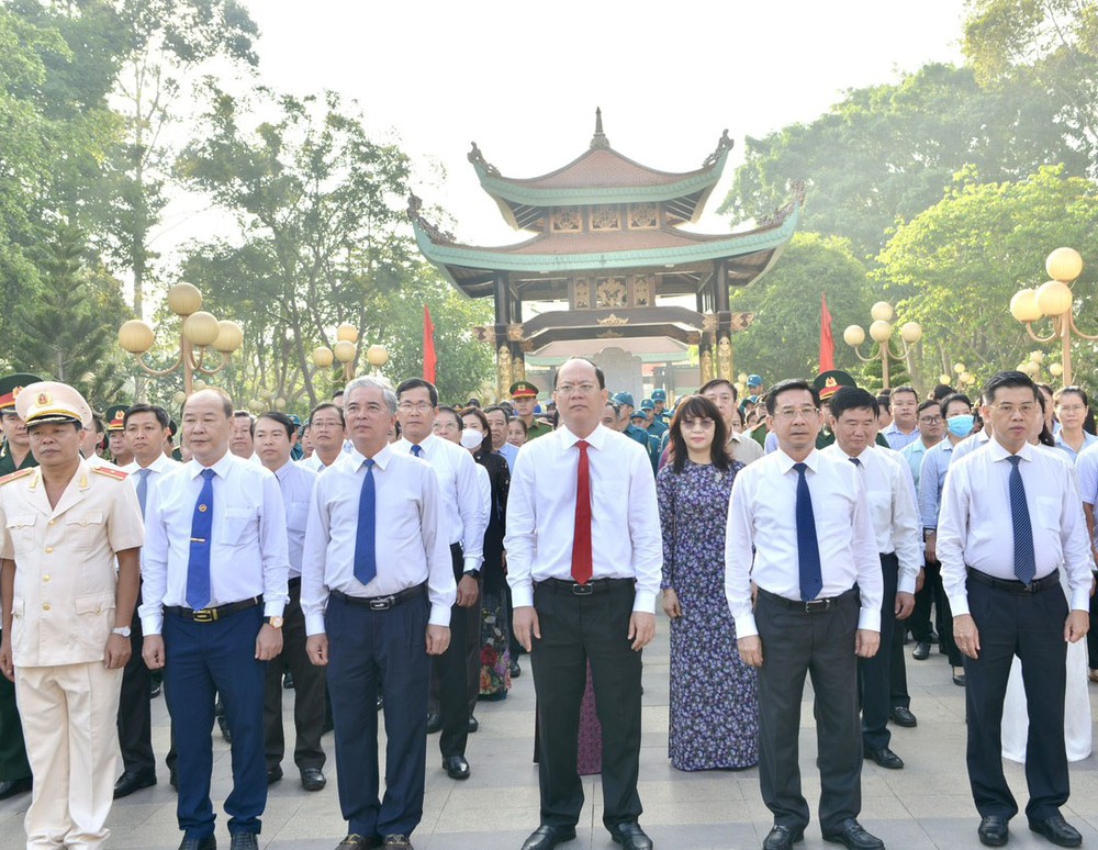 本市代表团在古芝县上香缅怀英烈